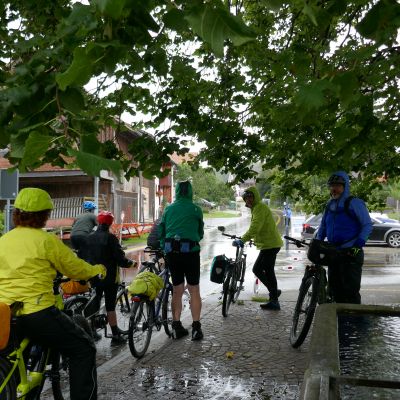055 Kurzer Stopp bis der Regen etwas nachliess 